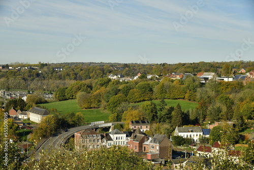 La vallée de la Sambre en partie urbanisée dans un cadre verdoyant en automne à la ville basse de Thuin en Hainaut 