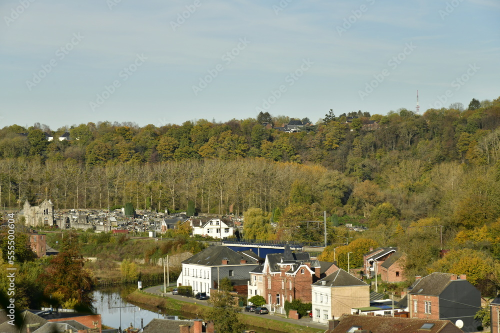 Maisons se reflétant dans la Sambre au fond de la vallée à Thuin en province du Hainaut 