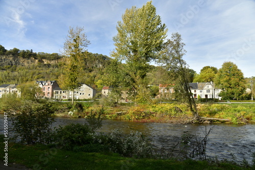 L' Amblève traversant une zone bucolique le long des maisons dans une vallée verdoyante à Remouchamp  photo