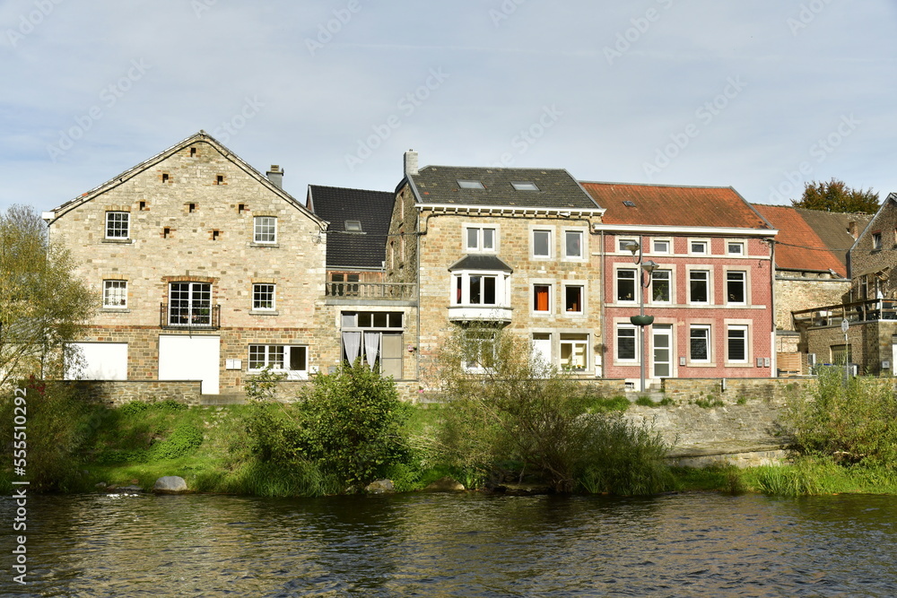 Les maisons le long de l'Amblève dans une nature bucolique à Remouchamps près d'Aywaille en province de Liège Les maisons le long de l'Amblève dans une nature bucolique à Remouchamps près d'Aywaille en province de Liège