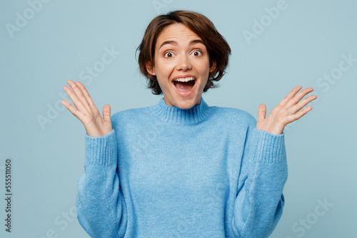 Foto Young surprised overjoyed fun winner caucasian woman wear knitted sweater look c