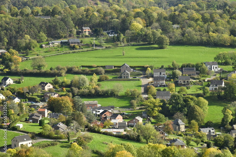 Le village de Remouchamps au fond de la vallée boisée de l'Amblève en province de Luxembourg 