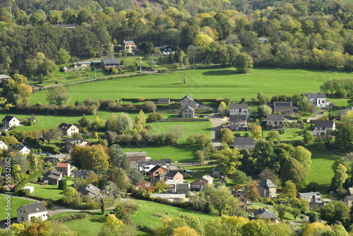 Le village de Remouchamps au fond de la vallée boisée de l'Amblève en province de Luxembourg 