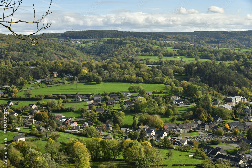 Fototapeta premium Vue panoramique de la vallée de l'Amblève et le village de Remouchamp en province de Luxembourg 