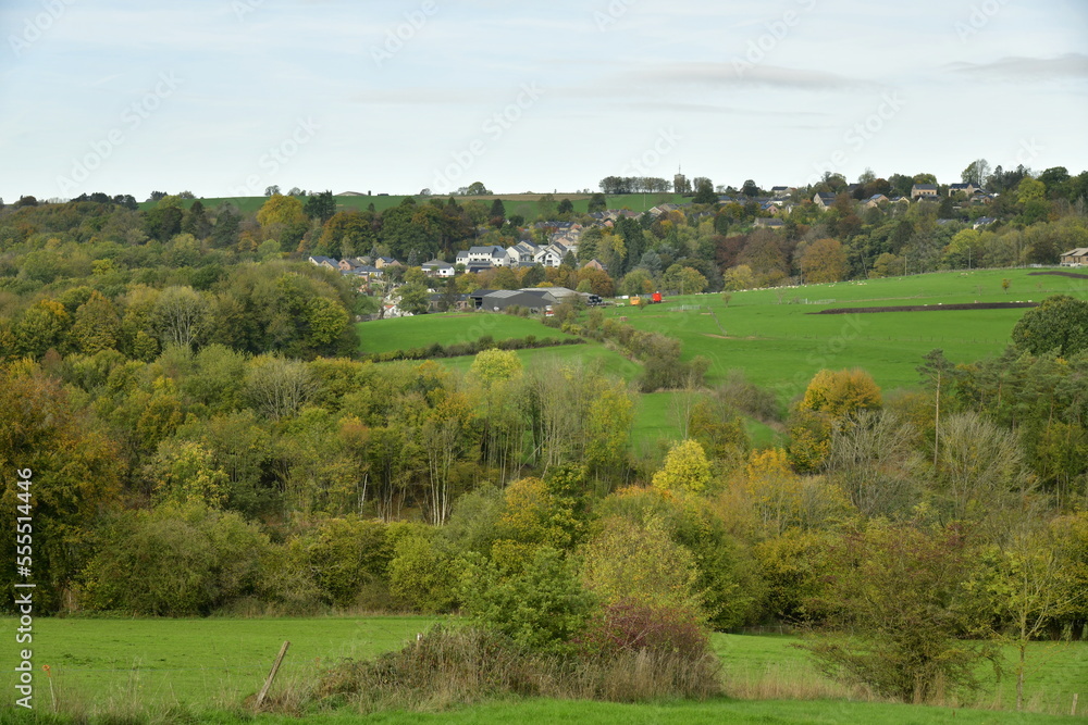 Nuance entre les zones sous l'ombre des nuages et ensoleillée sur un paysage rural en automne à aywaille au sud de Liège
Nuance entre les zones sous l'ombre des nuages et ensoleillée sur un paysage rural en automne à aywaille au sud de Liège