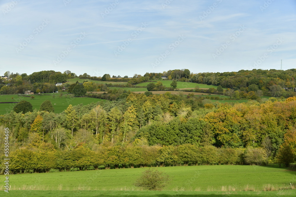 Nuance entre les zones sous l'ombre des nuages et ensoleillée sur un paysage rural en automne à aywaille au sud de Liège
Nuance entre les zones sous l'ombre des nuages et ensoleillée sur un paysage rural en automne à aywaille au sud de Liège