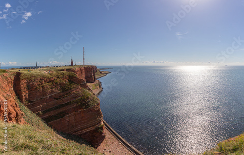 Panorama der Steilküste Helgolands, im Hintergrund erkennt man den Funkturm und die alte Signalstation photo