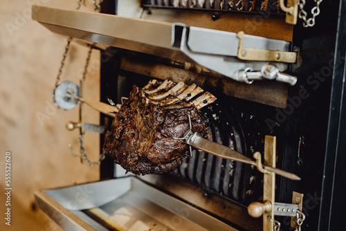 Fotografie Cuisson de la viande au tourne-broche
