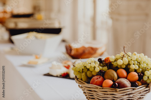 Fototapeta Naklejka Na Ścianę i Meble -  Corbeille de fruits sur le buffet 