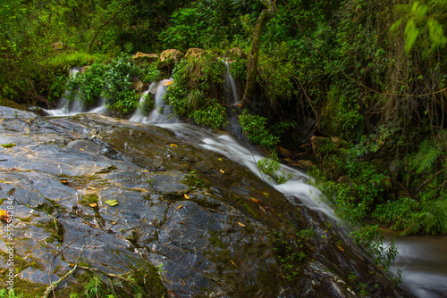 Hermosa cascada en arroyo
