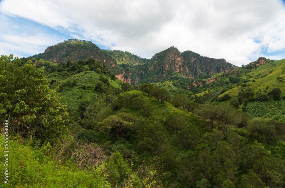 Disfrutando de los Hermosos paisajes naturales de las montañas en la Sierra Madre del Sur, México