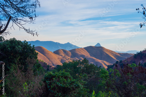 Disfrutando de los Hermosos paisajes naturales de las montañas en la Sierra Madre del Sur, México