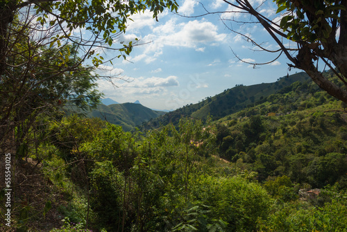 Disfrutando de los Hermosos paisajes naturales de las montañas en la Sierra Madre del Sur, México