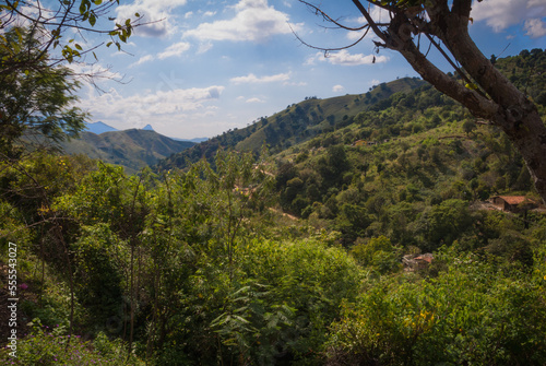 Disfrutando de los Hermosos paisajes naturales de las montañas en la Sierra Madre del Sur, México