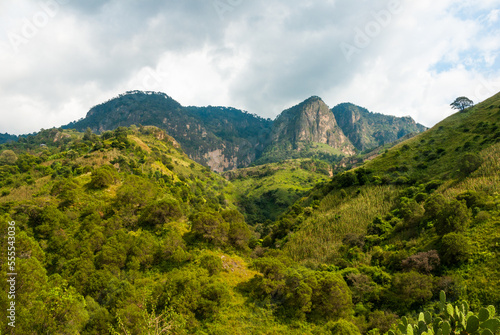 Disfrutando de los Hermosos paisajes naturales de las montañas en la Sierra Madre del Sur, México