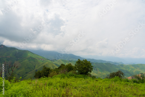 Disfrutando de los Hermosos paisajes naturales de las montañas en la Sierra Madre del Sur, México