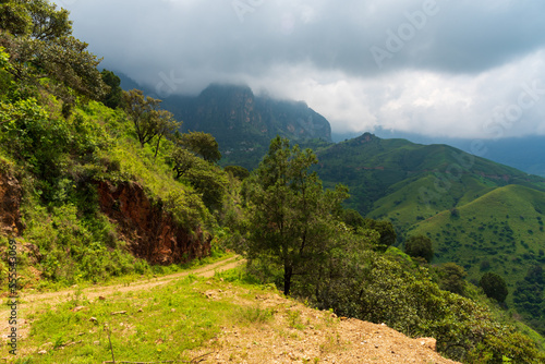 Disfrutando de los Hermosos paisajes naturales de las montañas en la Sierra Madre del Sur, México