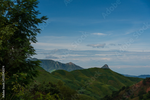 Disfrutando de los Hermosos paisajes naturales de las montañas en la Sierra Madre del Sur, México