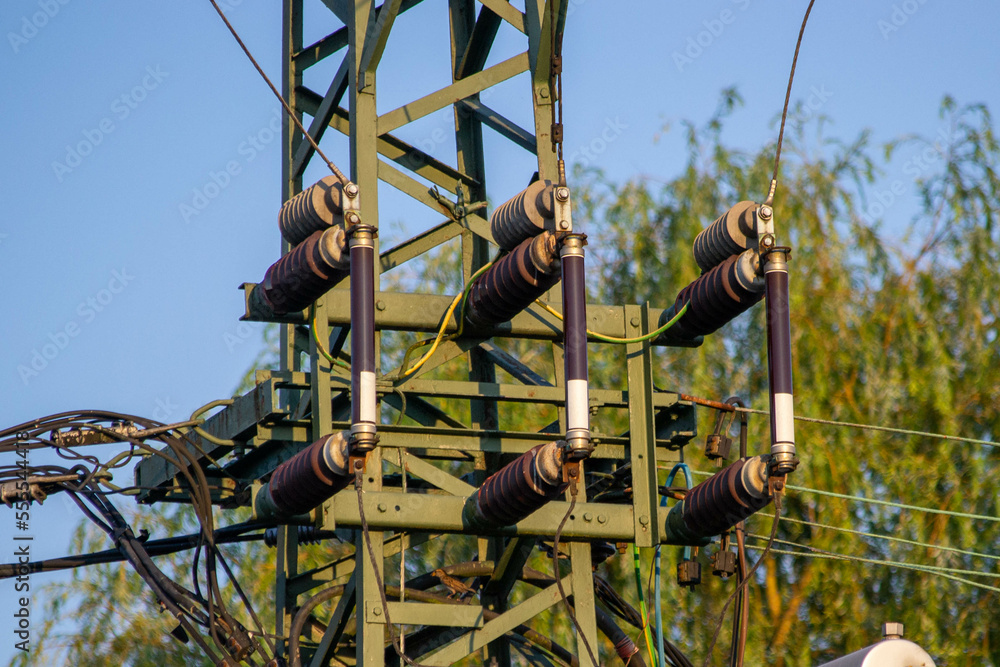 Electrical pylon with insulators