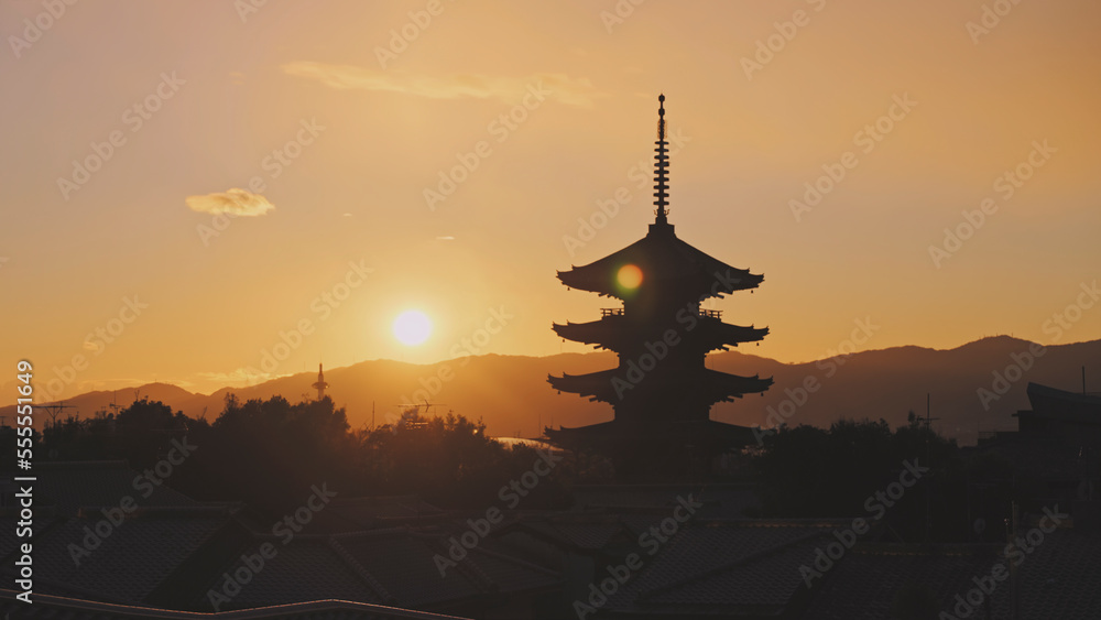 Obraz premium 京都 維新の道からの八坂の塔と太陽