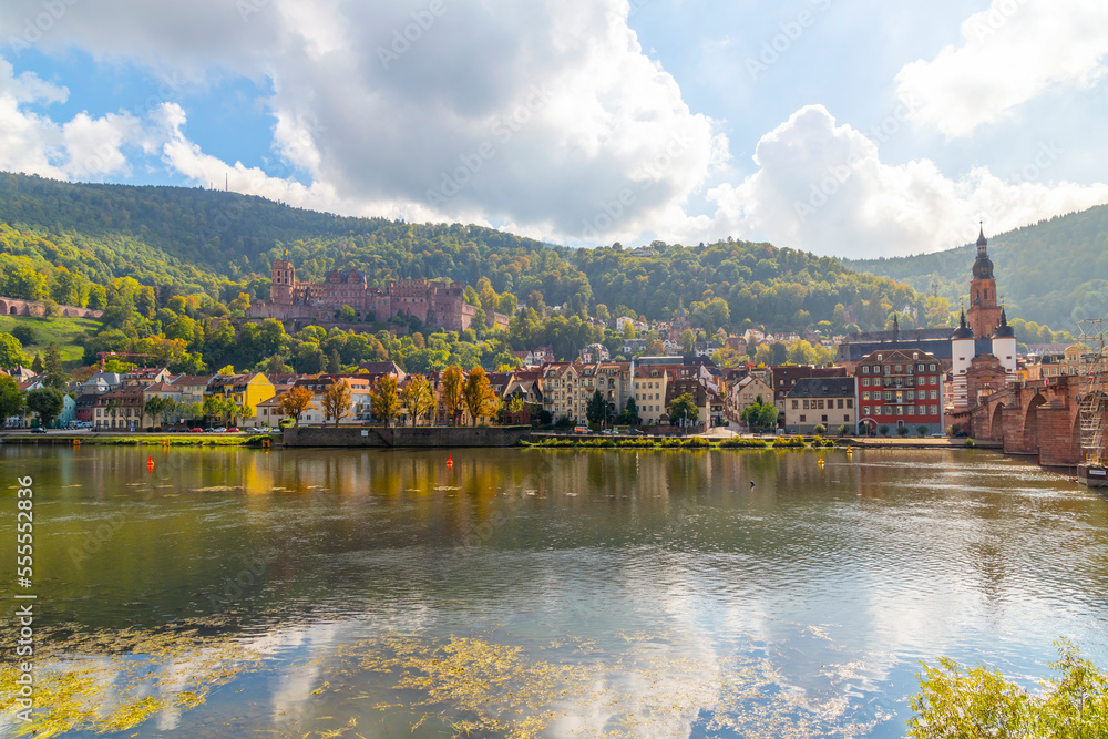 Φωτογραφία The medieval castle complex above the old town Altstadt, and Old Bridge over the River Neckar at the Bavarian city of Heidelberg Germany at autumn