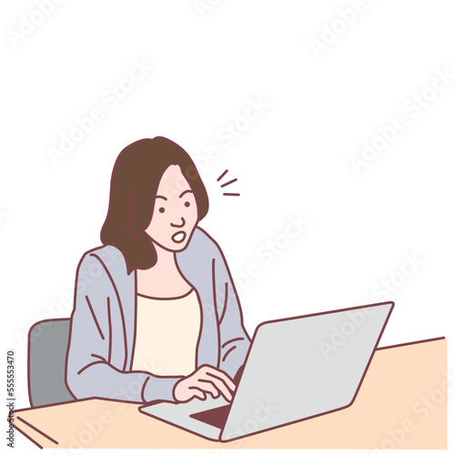 ノートパソコンで仕事をする女性