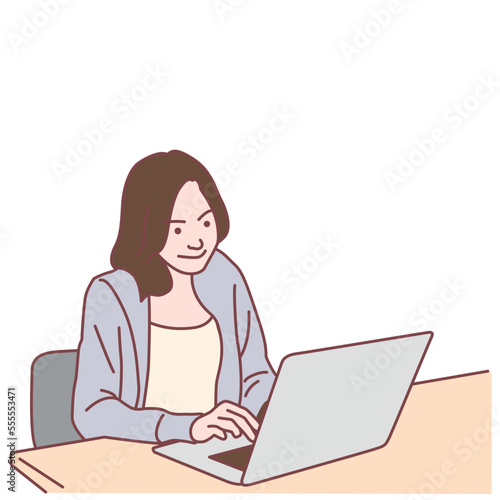 ノートパソコンで仕事をする女性
