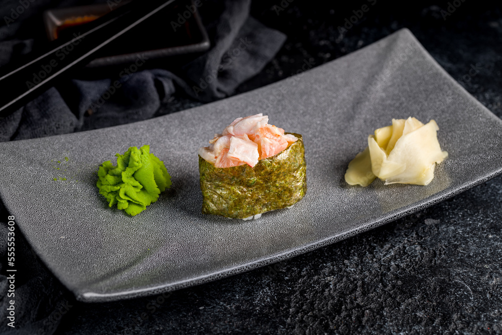 Fotografie Gunkan with a prawn spicy on dark table