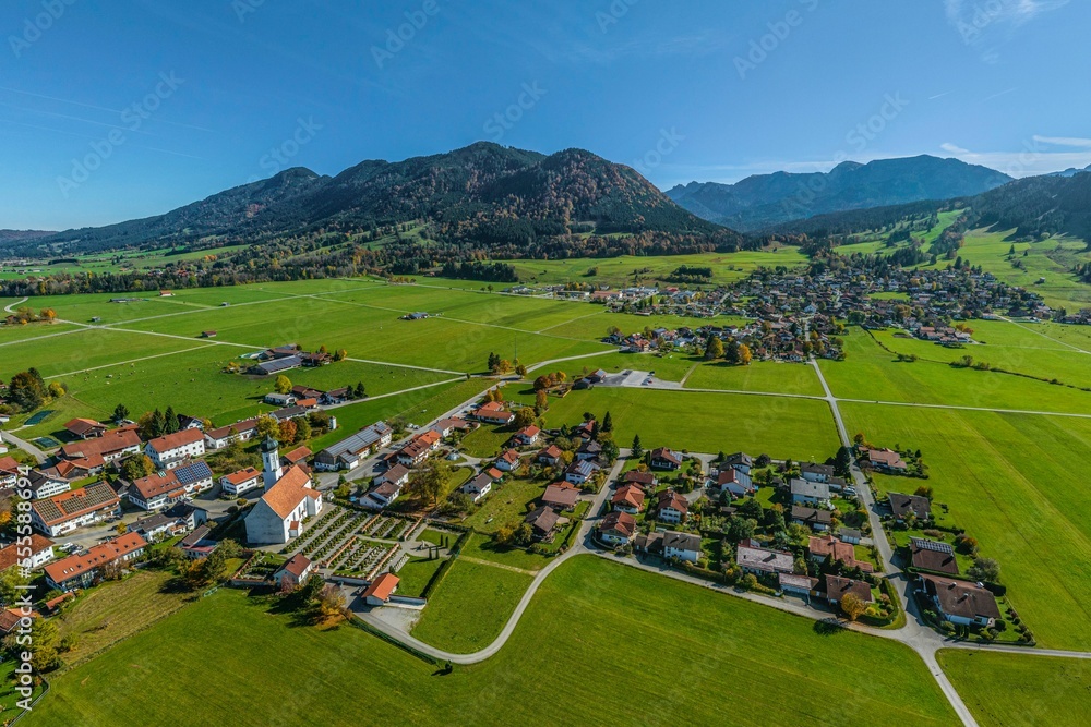 Herbstlicher Ausblick auf die Bayerniederhofen und Buching im Ostallgäu Herbstlicher Ausblick auf die Bayerniederhofen und Buching im Ostallgäu