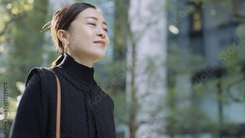 ビジネス街を歩くビジネスウーマン