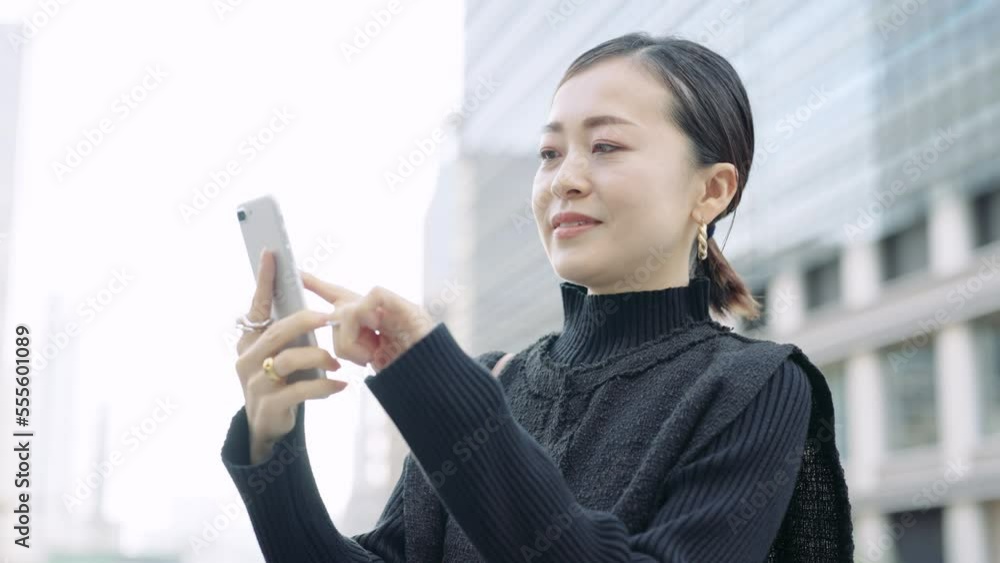 スマートフォンの画面を見る女性
