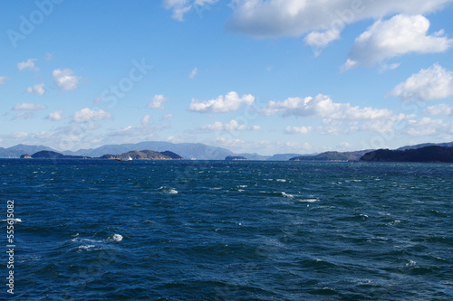 瀬戸内海を走る船から見える島々