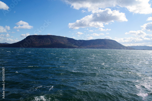 瀬戸内海を走る船から見る屋島 © y.tanaka