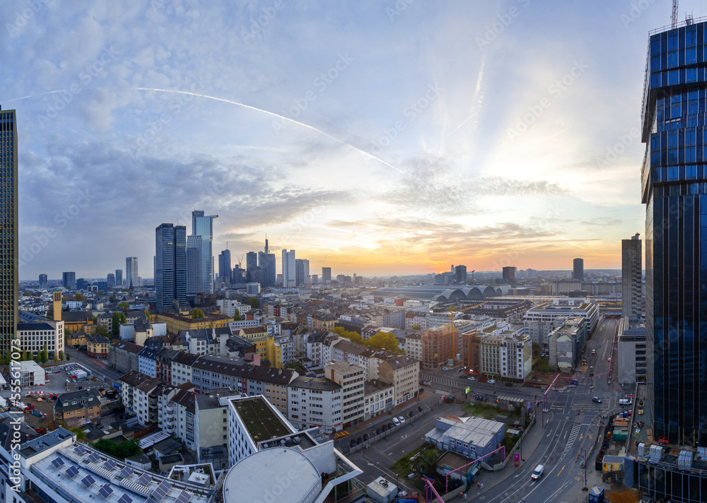 Blick über Frankfurt am Main mit Skyline und Hauptbahnhof