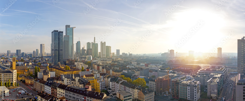 Blick über Frankfurt am Main mit Skyline und Hauptbahnhof