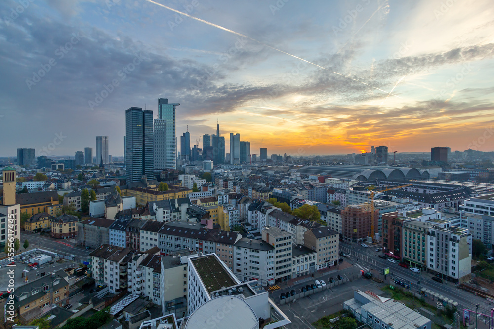 Sonnenaufgang in Frankfurt am Main mit Skyline und Hauptbahnhof.