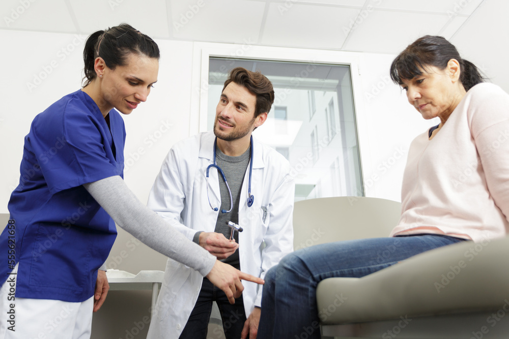 Obraz premium orthopedic surgeon examining the knee reflex