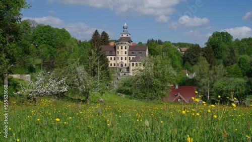 Zittauer Gebirge, Hainewalde Schloss im Fruehling mit blühenden Apfelbäumen