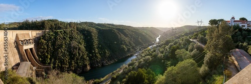 Fotografía The Castelo do Bode dam (Portuguese: Barragem de Castelo do Bode) dams the Zêzere River, a tributary of the Tejo, to form a reservoir