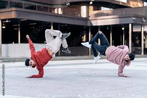 Quadro su tela Dancing Crew Doing Break-Dance