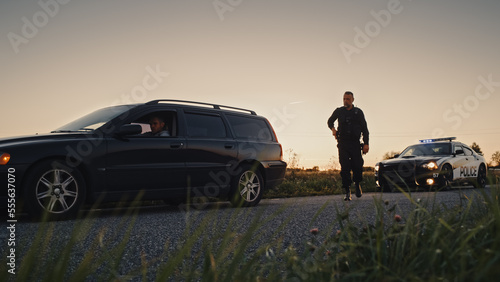 Fotografía Speeding Driver Gets Pulled Over By Police Patrolling Car