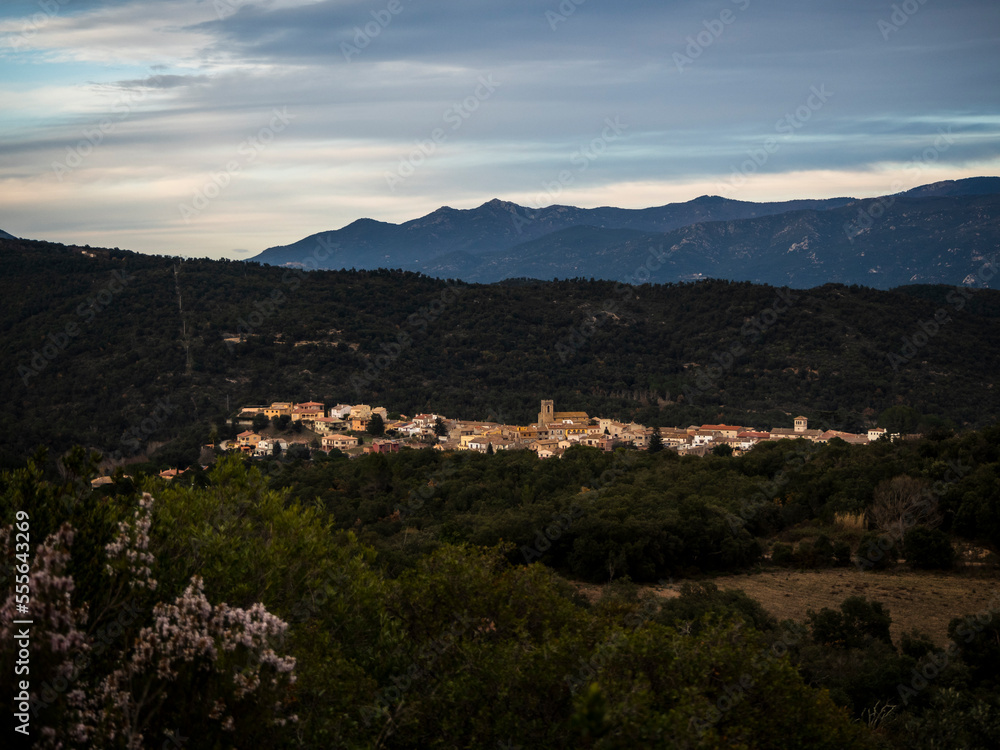 Obraz premium imagen de un pueblo entre las montañas