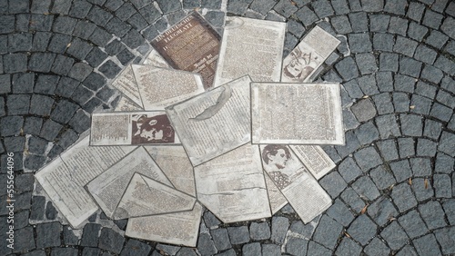 Foto Mahnmal an die Flugblattaktion der Widerstandsgruppe Weiße Rose um die Geschwister Scholl vor der Ludwig-Maiximilian-Universität in München