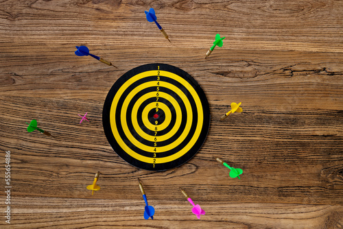 Φωτογραφία Some darts miss target center