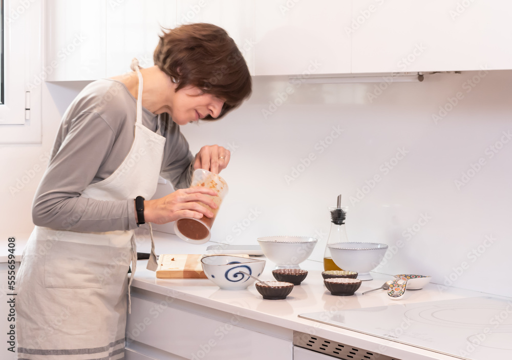 preparation of the dish and the small toasts to incorporate the sauce. preparation of the dish and the small toasts to incorporate the sauce.