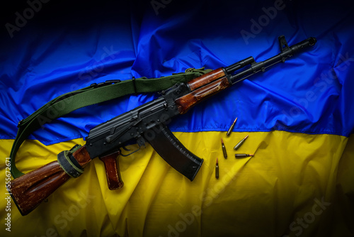 Автоматична нарізна зброя разом із набоями на прапрорі України, як символ свободи та боротьби за демократію.