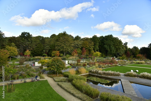 Le Jardin des Fleuristes sous l'ombre des nuages à Laeken 