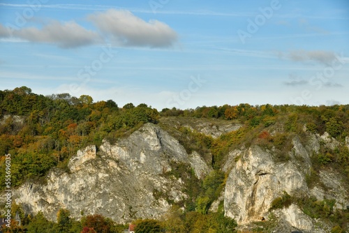 Pans de rochers parmi la végétation luxuriante des collines en automne à anseremme au sud de Dinant 