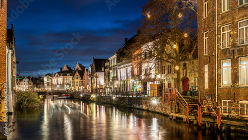 Abendstimmung am Kai entlang der Leie in Gent, Belgien