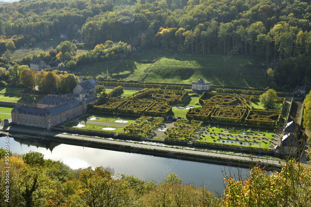 Les jardins du château de Freyr vus depuis le sommet du plateau d'en face à Anseremme au sud de Dinant 